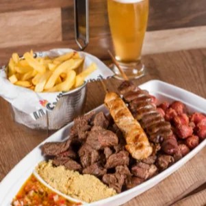 Acompanha 300gr de carne, 250 gr de linguiça toscana ou mineira, 200 gr de frango, 1 espeto de coração (100gr) farofa, molho a campanha. batata frita ou aipim..