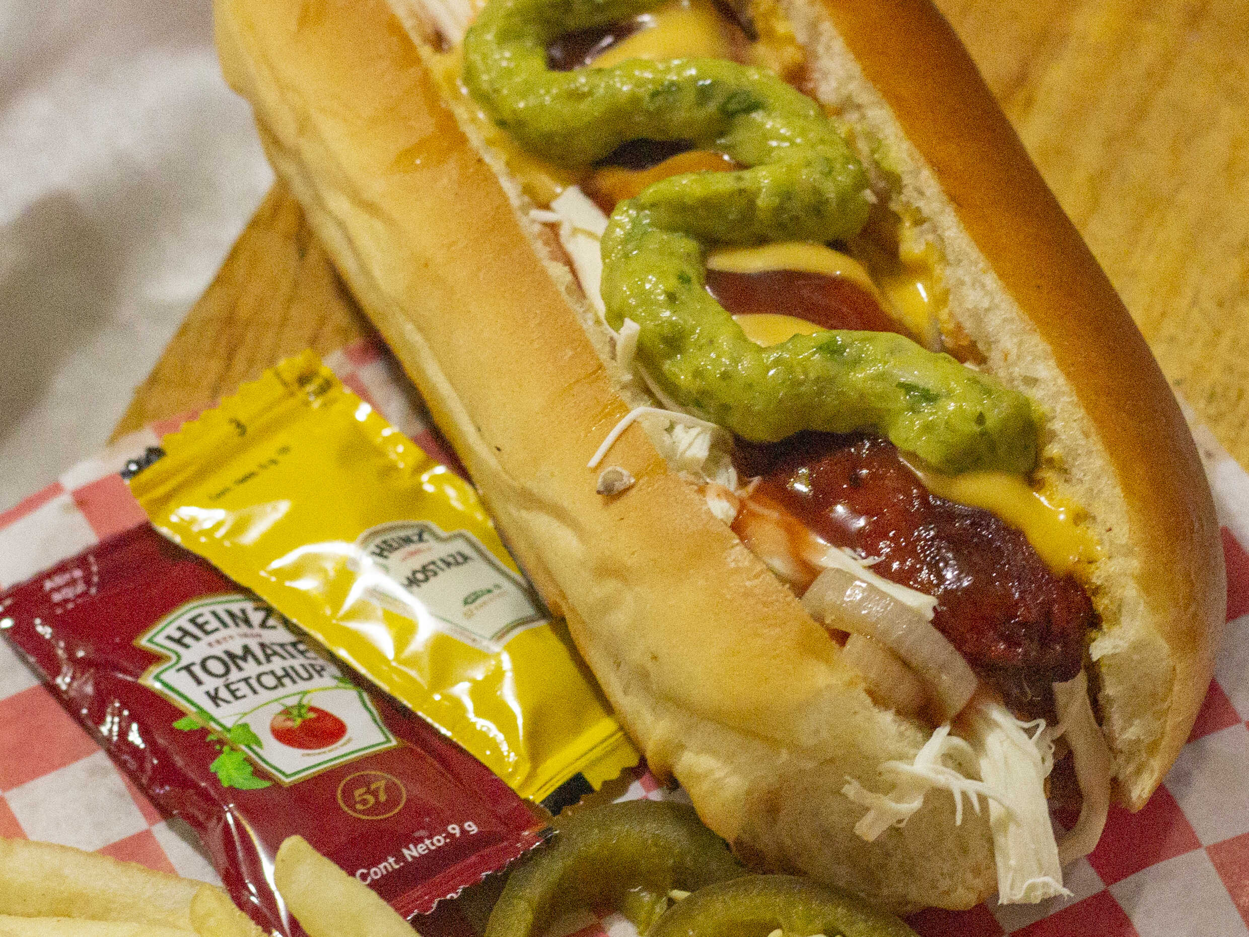 Hot Dog guacamole con chorizo con papas