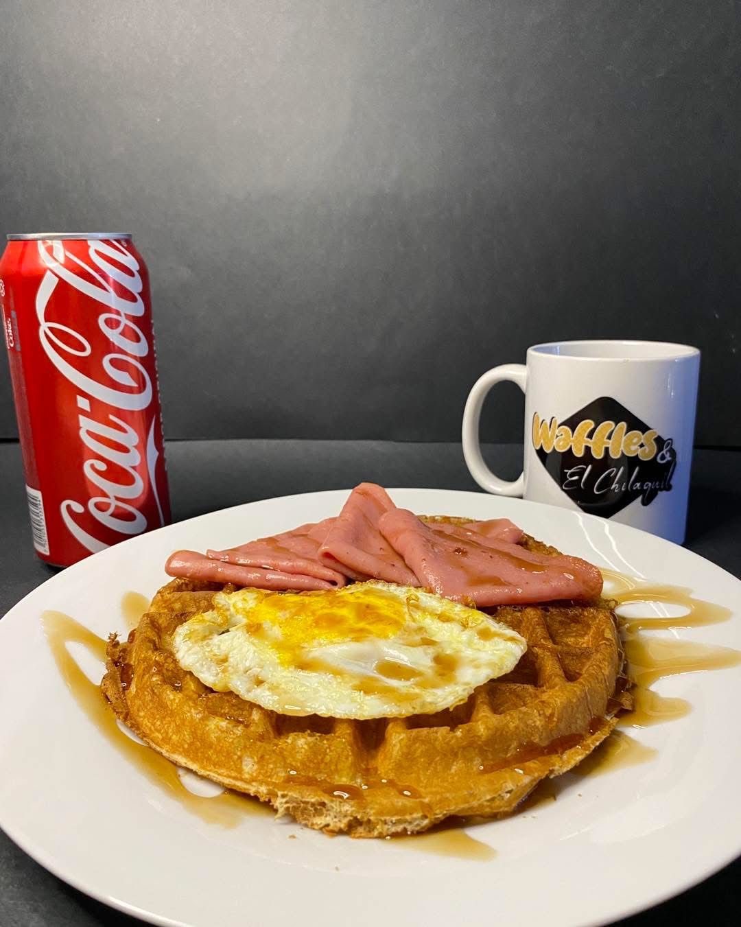 Waffle con Huevos y Jamón
