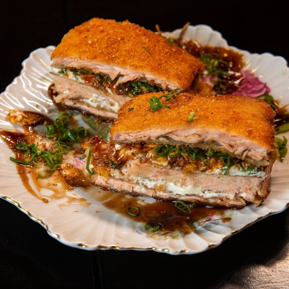 Experimente o delicioso Sushi Burger de Salmão, recheado com cream cheese, molho teriaki, molho especial de hamburguer, geleia de pimenta e alho poró. Este é um dos nossos campeões de pedidos e com certeza se tornará o seu favorito também. Peça agora e aproveite esta experiência gastronômica única!