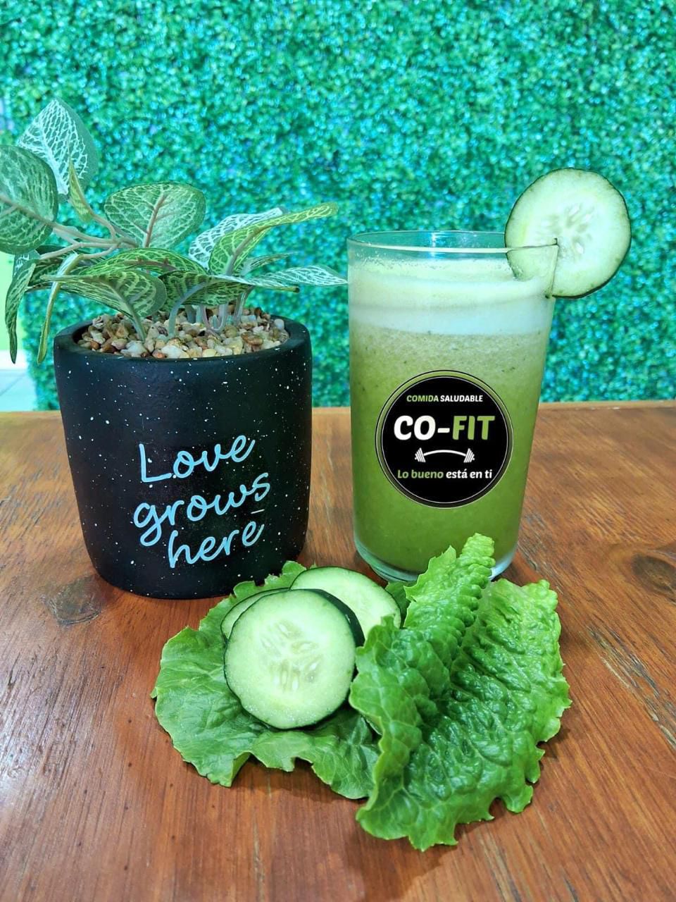 Apio, Pepino, Espinaca, Piña, Mango y Limón Chico*