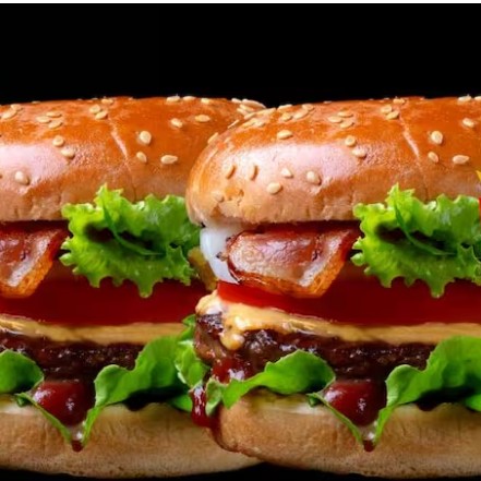 Dois x-tudo com batata frita e refrigerante de 600ml.