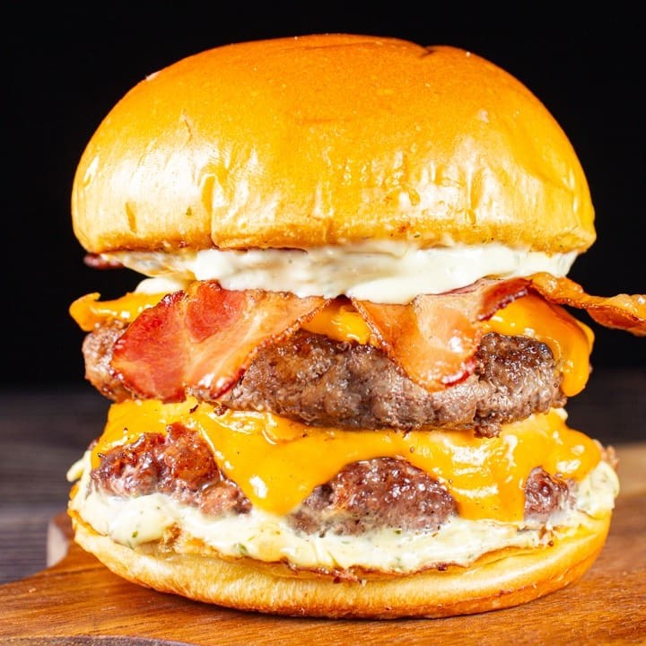 Preparado com dois Blends de 120g (cada), acompanhado de bastante queijo cheddar, 3x bacon em tiras + a nossa clássica maionese verde da casa e pão brioche selado na manteiga. Um clássico do tamanho da sua fome.