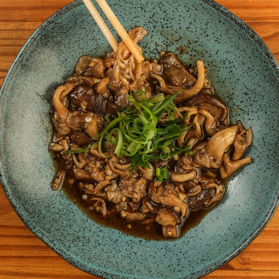 Cogumelos, sake, shoyu e cebolinha.