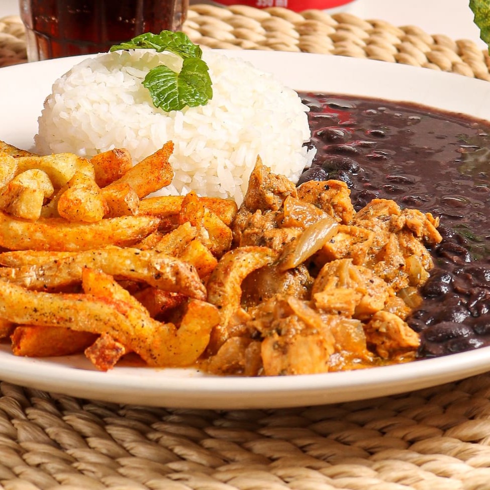 Filé de frango marinado na coalhada com especiarias! Delicioso!!!! Caso deseje uma maior quantidade, temos o prato na versão premium logo abaixo no cardápio. Acompanha nosso arroz branco (150g), feijão temperadinho (80g) e batata frita artesanal (50g), temperada e sequinha (pode trocar a batata frita por salada tabule)! Contém lactose da coalhada que tempera o frango