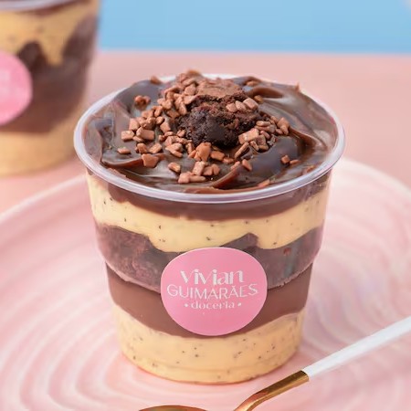 Brigadeiro cremoso de chocolate ao leite, pedaços do nosso delicioso brownie feito com chocolate meio amargo e cacau 100%, brigadeiro cremoso de maracujá, decorado com chocolate, brownie e granulado belga ao leite Callebaut.