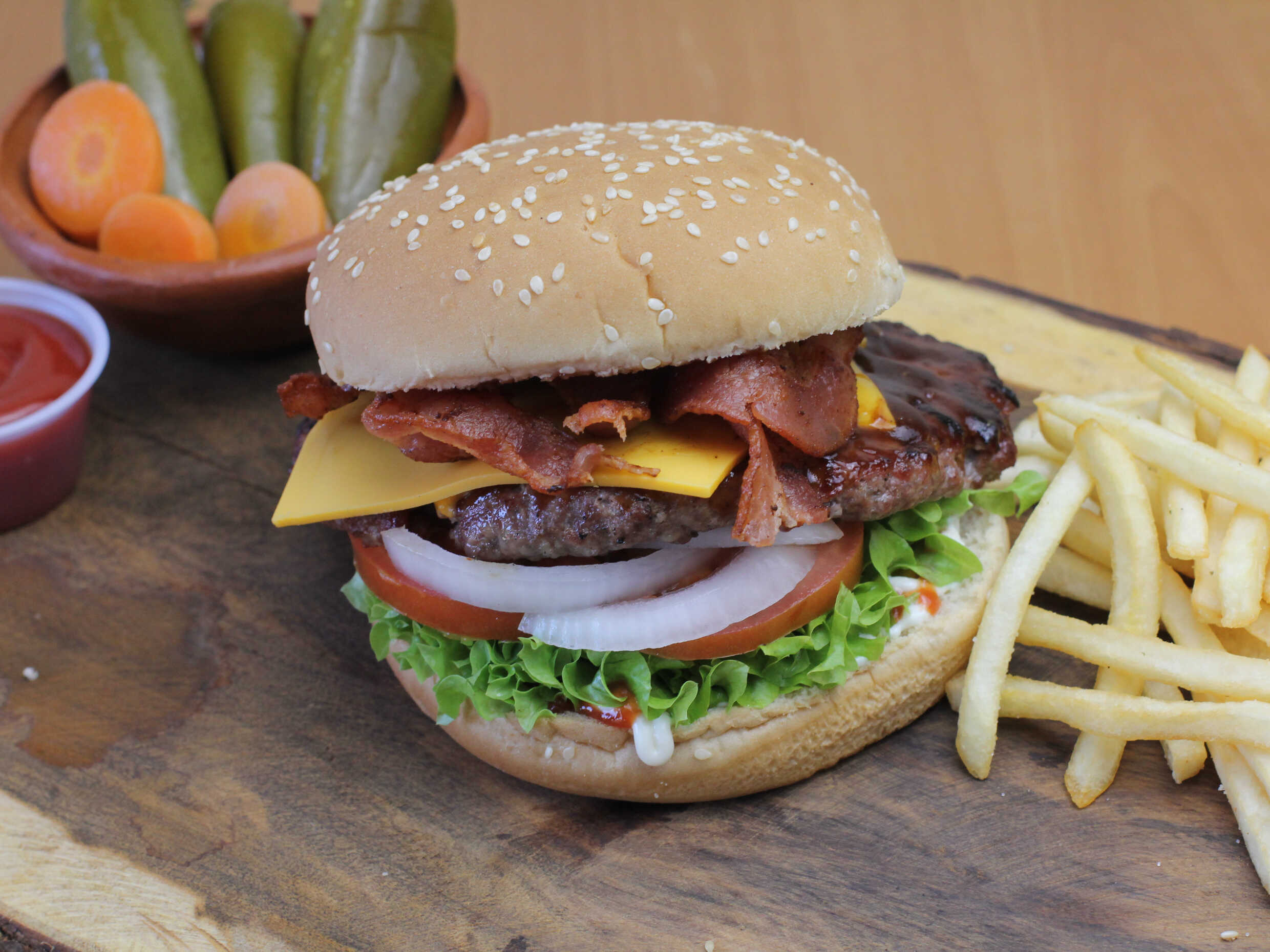 Burger Tocino con Papas