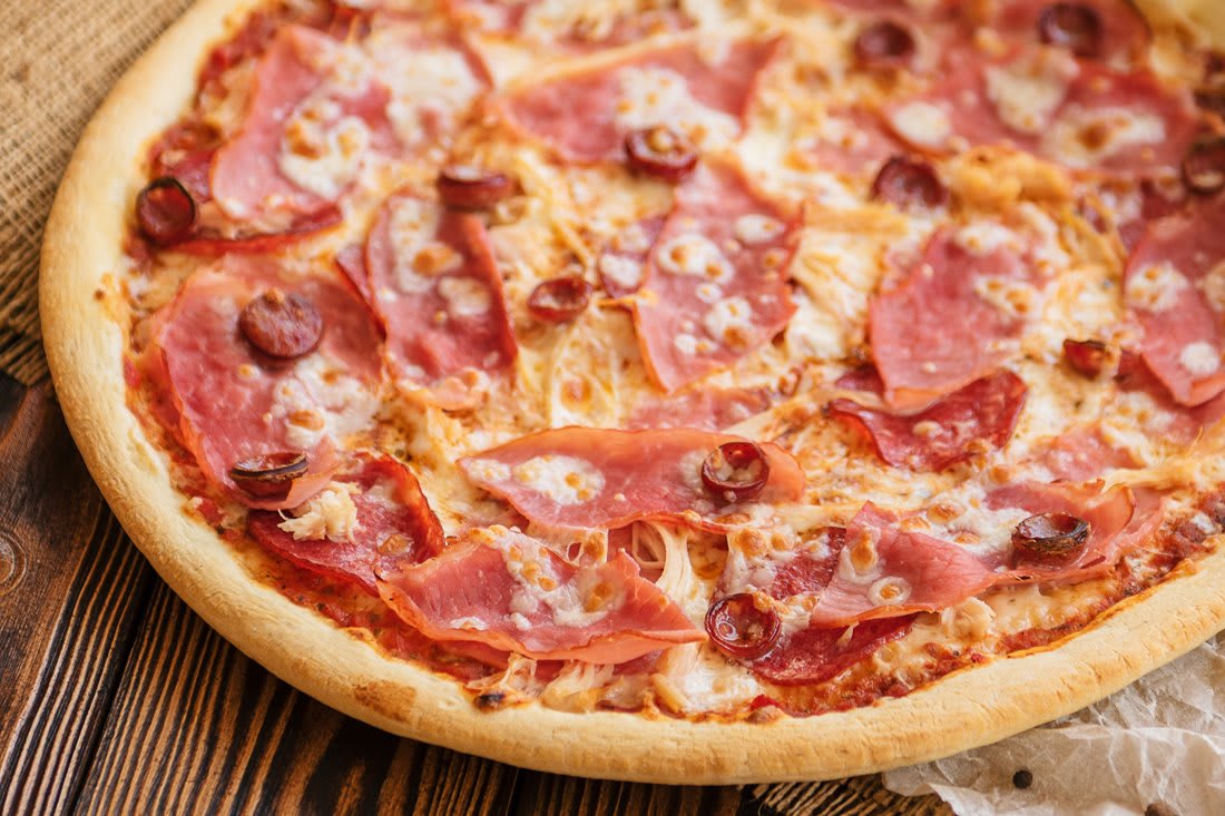 Pizza Carnes Frias Grande.