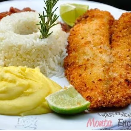 Arroz, feijão, farofa e purê Ou batata frita.