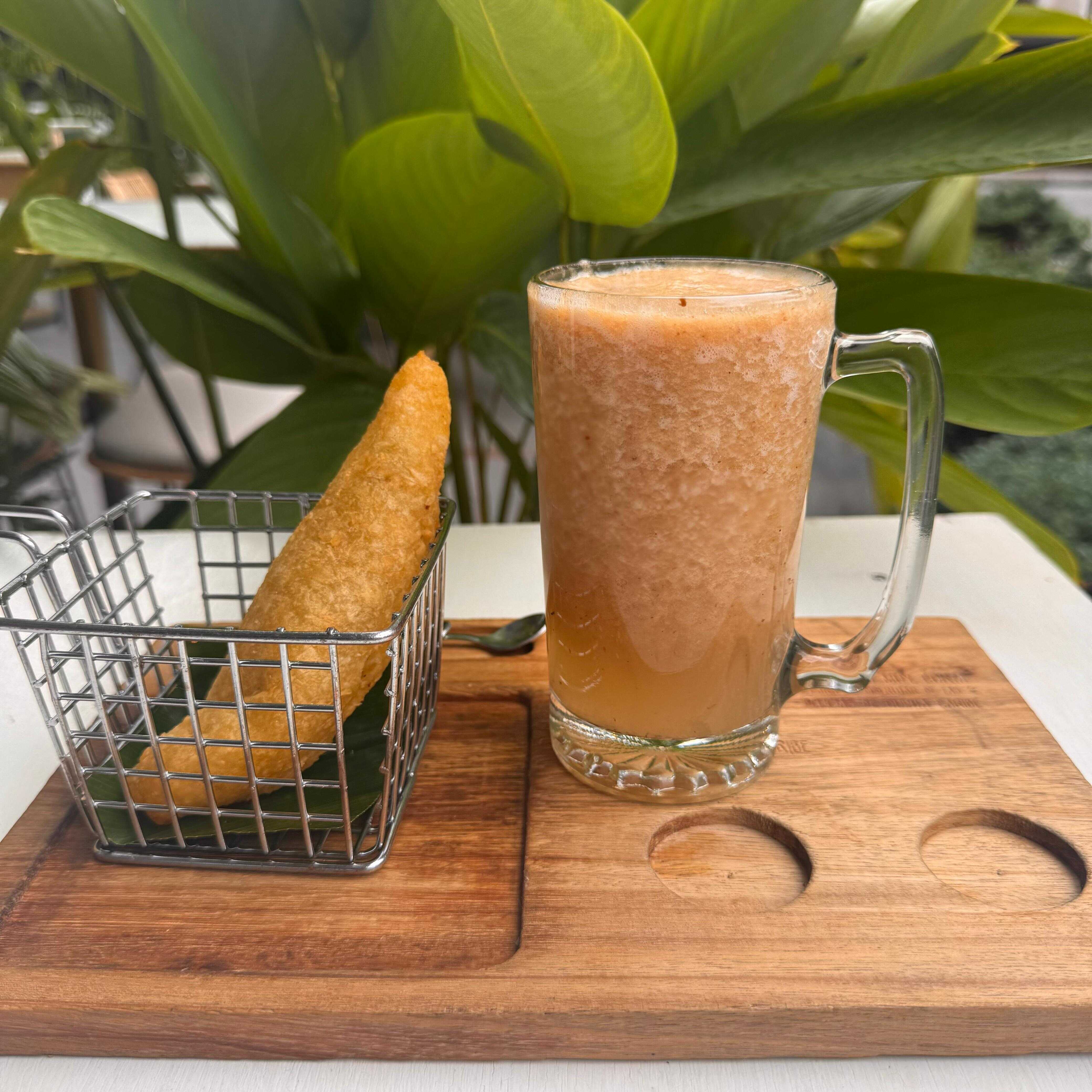 Carimañola de Carne más Jugo de Tamarindo