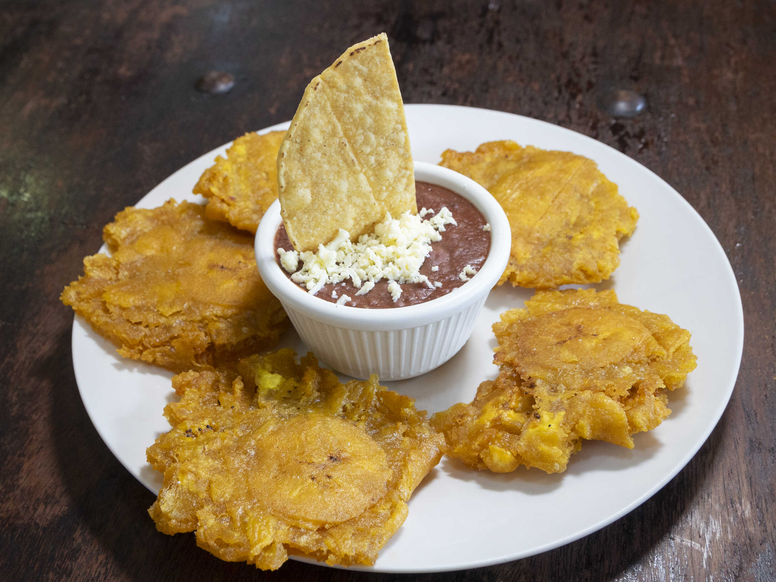 Patacones con Frijoles Molidos