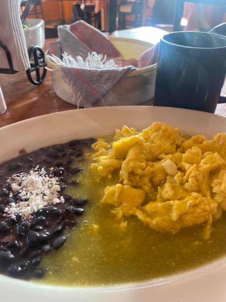 Huevos Revueltos con Salsa Verde