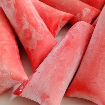 O sacolé de morango ao leite é uma deliciosa iguaria que evoca a infância e traz frescor nos dias quentes. Sua textura é cremosa, resultante da combinação perfeita de morangos frescos, leite condensado, creme de leite e leite integral. Ao ser saboreado, ele traz um equilíbrio perfeito entre o sabor doce do morango e a riqueza do leite, fazendo com que cada mordida seja uma experiência deliciosa e revigorante.