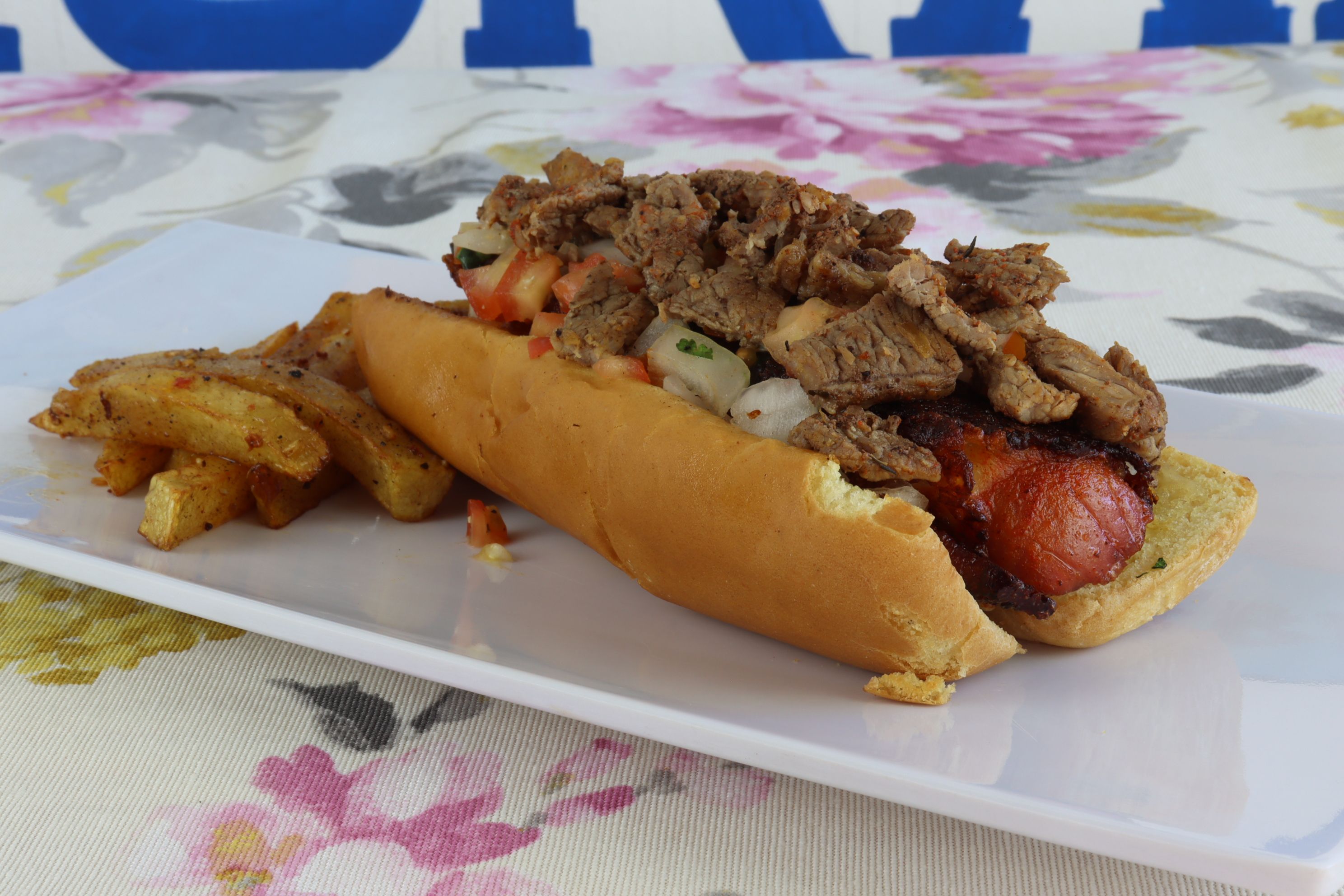 Hot Dog con Tocino y Carne Asada