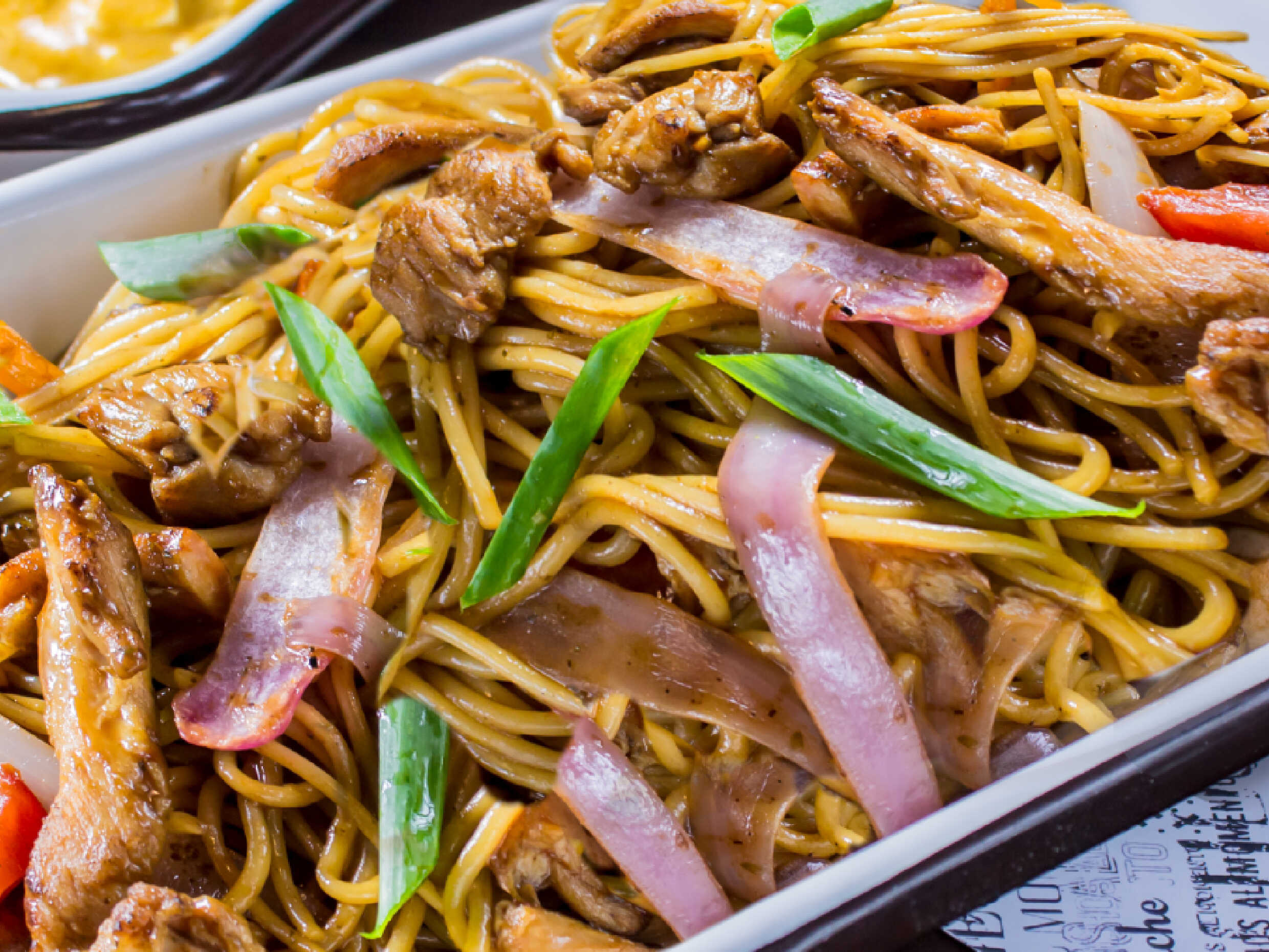 Fuente Tallarin Saltado de Pollo para 2