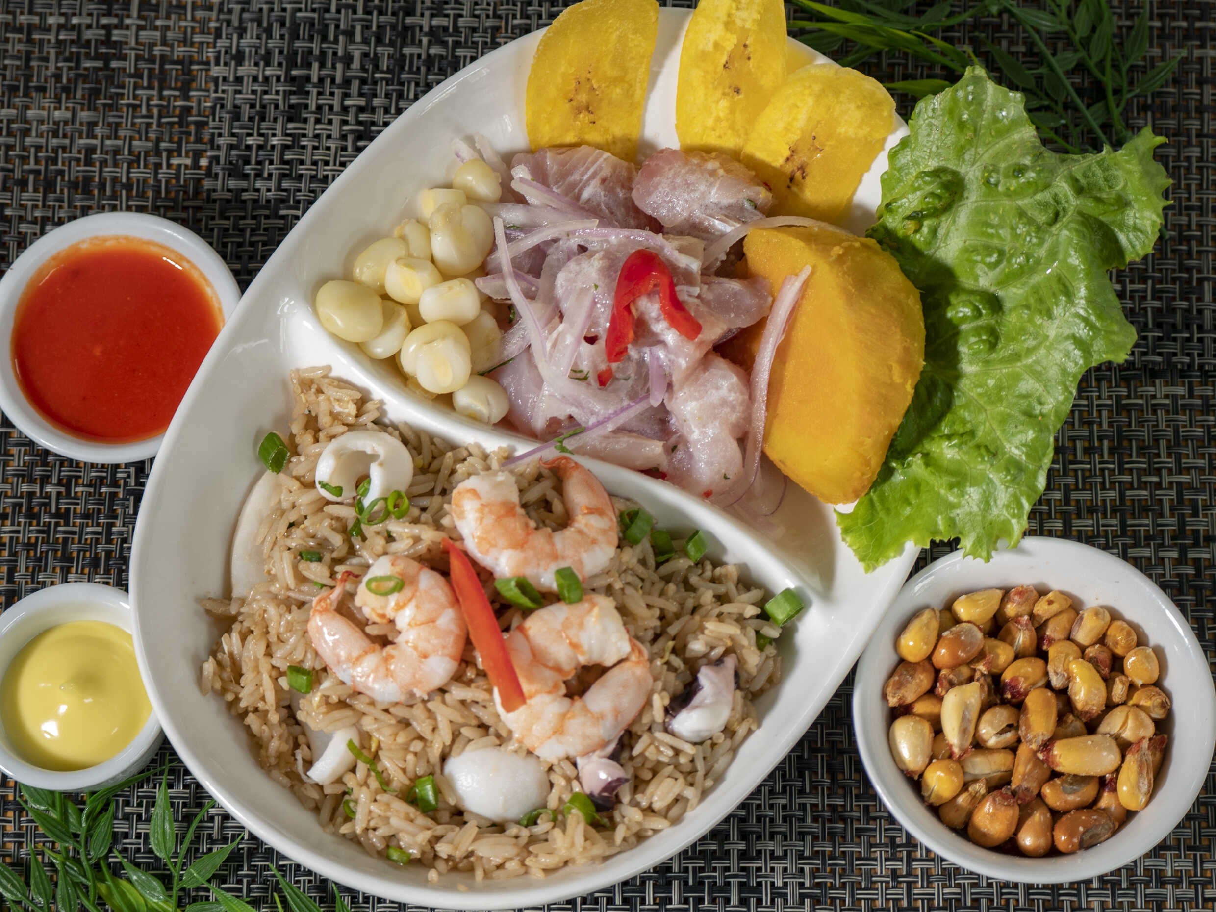 Ceviche de Pescado más Chaufa de Mariscos + Chicha