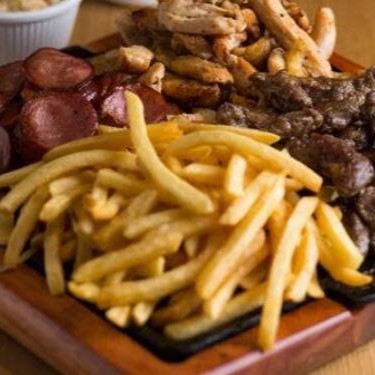 Carne, frango, linguiça e batata frita.  Serve 2 pessoas.