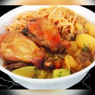 A Marmita de Frango Assado é uma refeição completa e saborosa, perfeita para os amantes de uma boa comida caseira. Inclui um arroz soltinho e bem temperado, feijão suculento que é o verdadeiro sabor do Brasil, macarrão deliciosamente al dente, batatas preparadas de duas maneiras - ao molho ou coradas, para agradar a todos os paladares - e, finalizando, dois pedaços generosos de frango assado, cuja