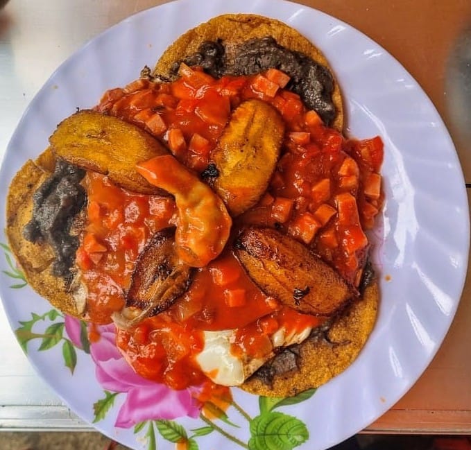 Huevos Motuleños más Jugo