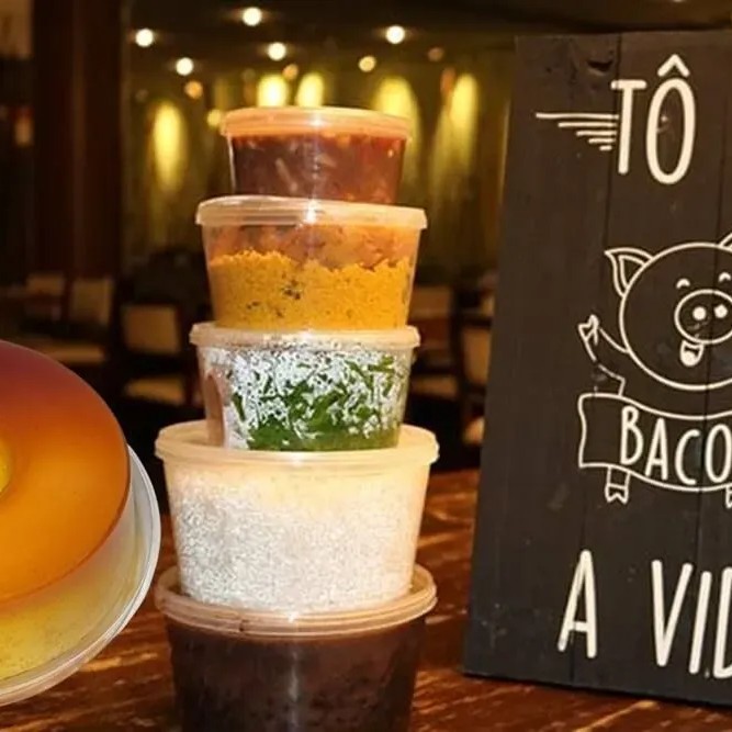 Porção individual ou pra dividir com seu crush. Deliciosa feijoada com pé, orelha, rabo, lombo suíno defumado, costelinha suína defumada, bacon, carne seca, calabresa e paio. Acompanha arroz, couve, farofa e laranja e claro um torresminho crocante. Combo 1 Mini Pudim Leite Moça ******* 5 Acompanhamentos (Arroz, farofa, torresmo pele, couve e laranja)  ************Não Alteramos Itens Do Combo*************