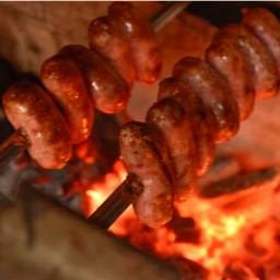 Deliciosa linguiça de pernil na brasa