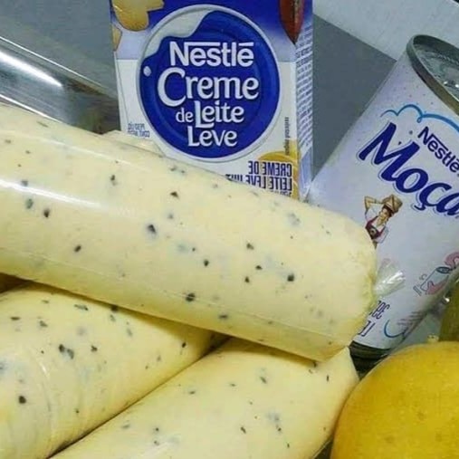 O sacolé de maracujá ao leite é uma deliciosa iguaria que combina o sabor azedinho e refrescante do maracujá com a cremosidade do leite. Sua textura é suave e aveludada, proporcionando uma experiência saborosa a cada mordida. Além de saboroso, é também uma maneira saudável de aproveitar a fruta e se refrescar!