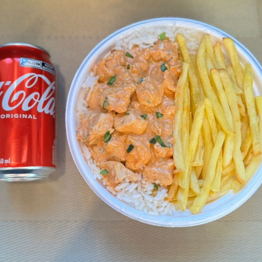 Marmita com delicioso filé de frango ao molho estrogonofe acompanhado de arroz branco e batatas fritas.. Acompanha refrigerante lata Coca Cola 350ml bem gelada. Marmita indicada para 01 pessoa.