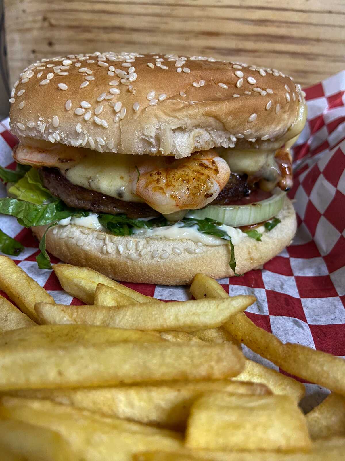 Hamburguesa Mar y Tierra + Papas Gratis