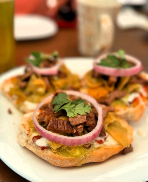 Molletes con Guisado