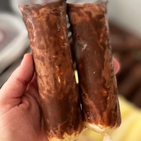Vem se refrescar com o sacolé gourmet que todo mundo ama! Nosso sacolé é feito sem água com muita cremosidade no creme de Ninho e Nutella pura! Peça já o seu! Tam aproximado 14 cm comprimento e 6 cm largura