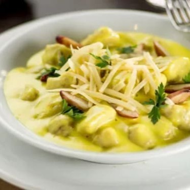 Nhoque (Gnocchi) de Batata Doce, Inglesa ou aipim c ervas finas com uma combinação perfeita de molho branco com Mostarda e Mel e filé Mignon Suíno 100g picados e Bacon. Prato 250g de Nhoque com 250ml de molho.