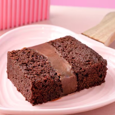 Bolo pão de ló de chocolate bem molhadinho e bastante recheio de brigadeiro cremoso de chocolate ao leite.