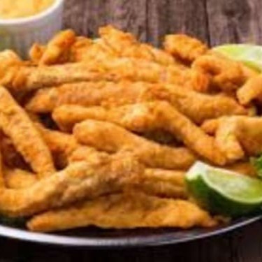 Deliciosas iscas de peixe frita, acompanhada de arroz, pirão e salada.