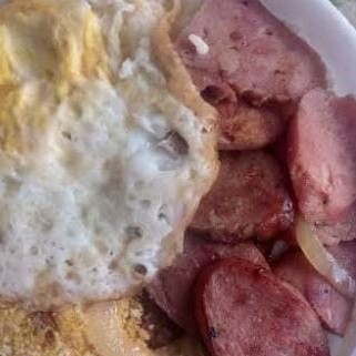 Arroz, Feijão, Macarrão, farofa, Batata ao molho Ou Batata Corada, porção de calabresa acebolada e ovo.