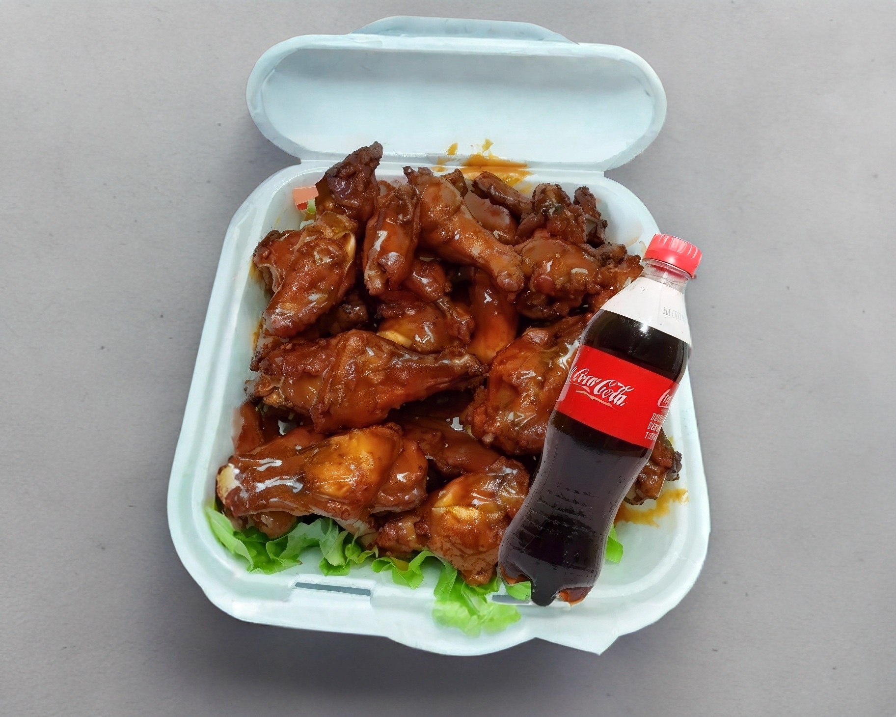 12 piezas de alitas mas coca cola de 450ml