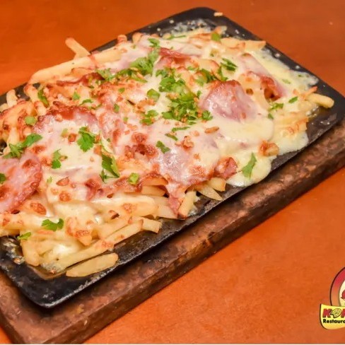 batata frita, calabresa, mussarela derretida, e queijo parmesão