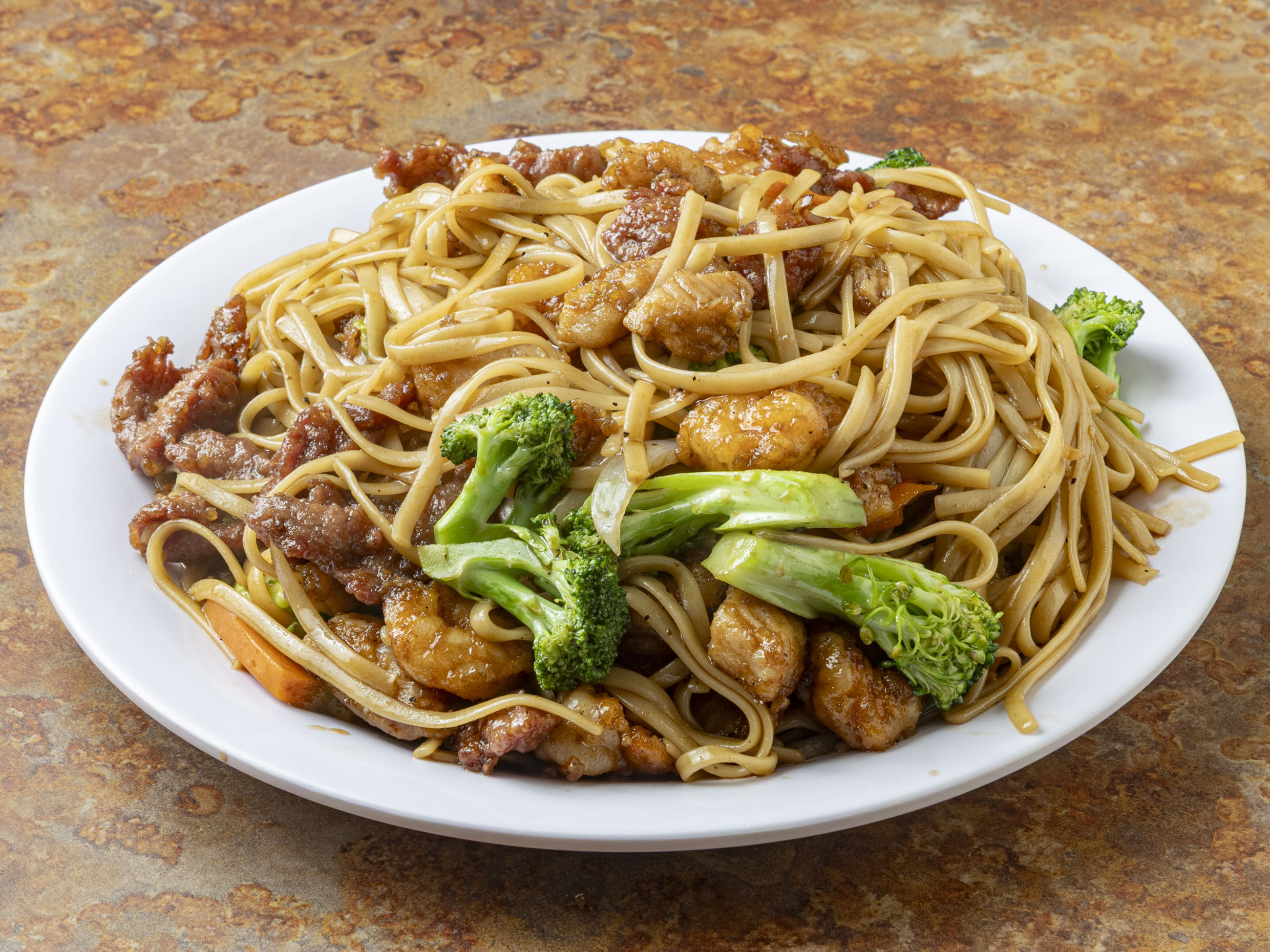 Lo Mien Mixto (Pollo, Res y Camarón)