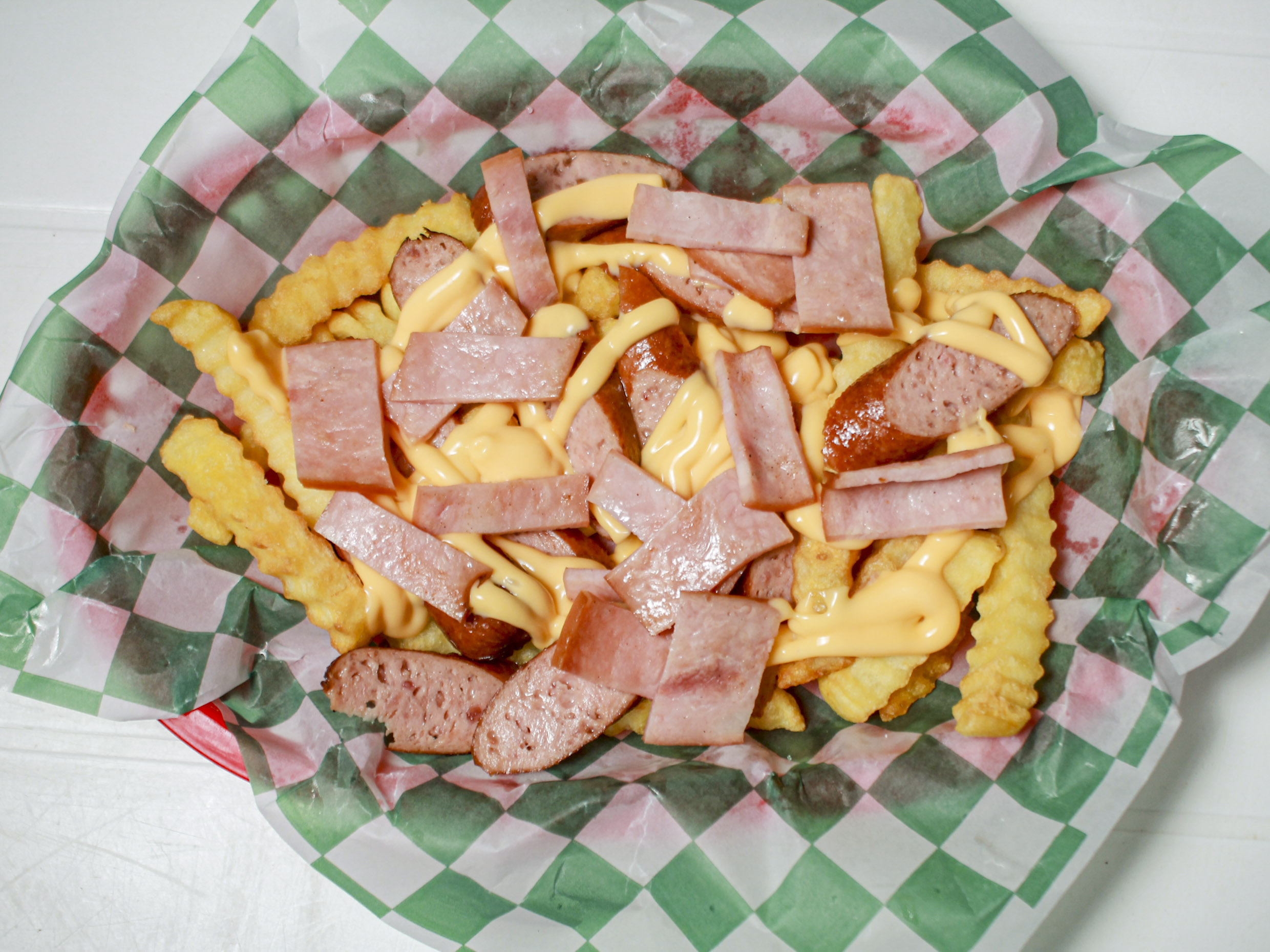 Papas con Salchicha, Tocino y Queso Cheez Whiz