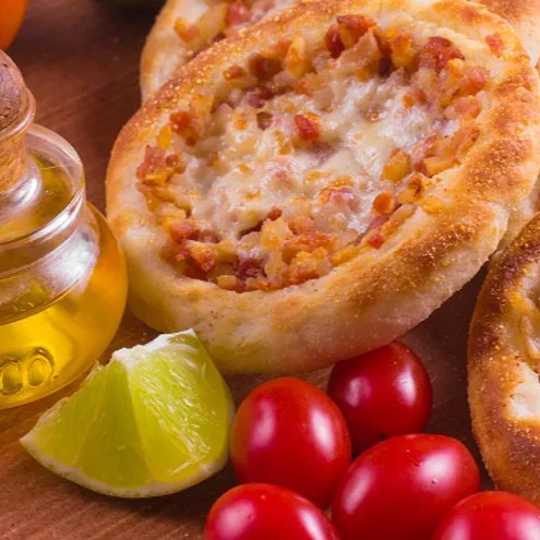 Mussarela, bacon e cebola.