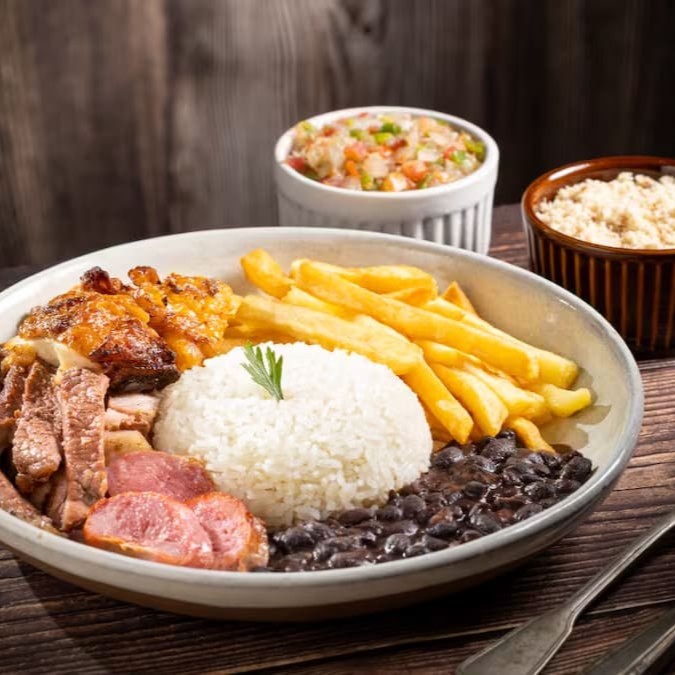 Aquele churrasquinho de primeira com tiras de alcatra, tiras de filé de peito de frango e linguiça calabresa fatiada, todas feitas na chapa, acompanhado de feijão preto, arroz, farofa da casa e batata frita.   . . Serve Muito bem uma pessoa. Refeição servida na marmita de 750ml