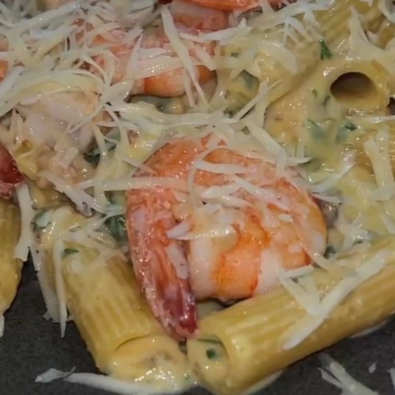 Massa rigatoni, acompanhada de molho carbonara e camarao