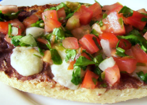 Mollete con pico de gallo y a escojer