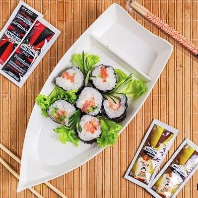 Alga, arroz, salmão, cebolinha, cream cheese.