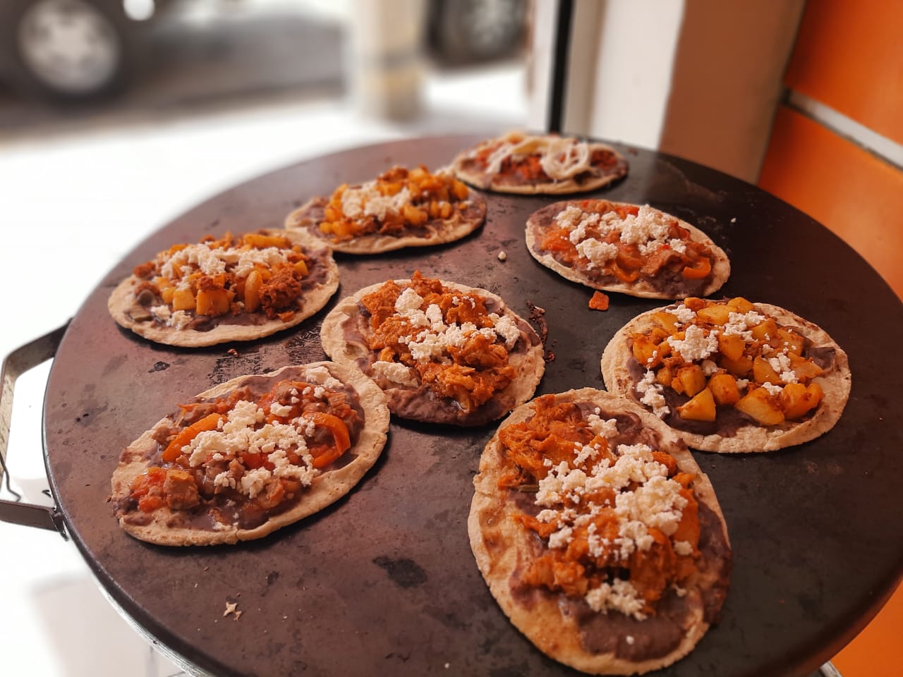 3 Memelitas de Queso con Chorizo + agua del dia