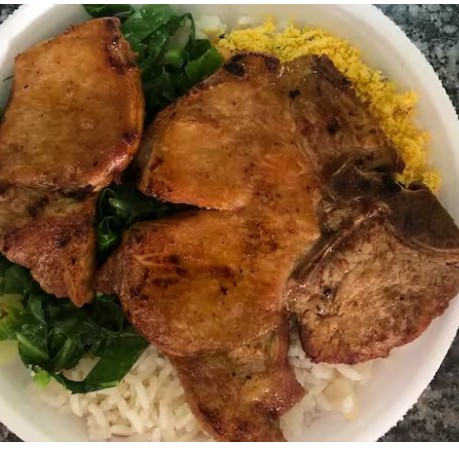 Arroz, feijão, farofa e couve.