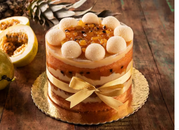 Massa de baunilha malhadinha, com duas camadas de recheio de brigadeiro de Ninho e geleia de frutas amarelas finalizado com brigadeiro de Ninho e geleia de frutas amarelas. Bolo com 15 cm de diâmetro por 10 cm de altura 12 a 15 pessoas.