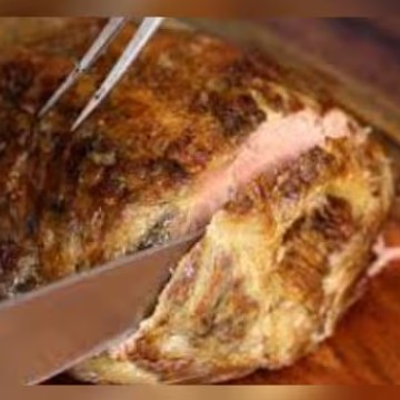 Cupim no bafo assada lentamente na churrasqueira de carvão (somente a proteína). Acompanha uma porção de aípim frito