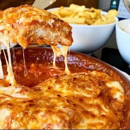 Nosso parmegiana é feito com um molho de tomate caseiro com um sabor irresistível e ainda vai coberto com queijo gratinado! E 3 acompanhamentos de sua escolha