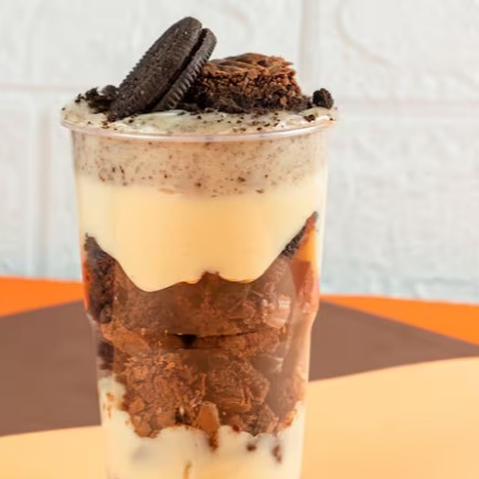 Copo de 300 ml composto por Brownie, Brigadeiro de Oreo, Brigadeiro Branco e Oreo!!  Peso final: 350g