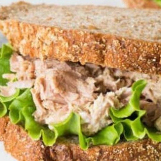 Alface, pasta de atum, pão integral.